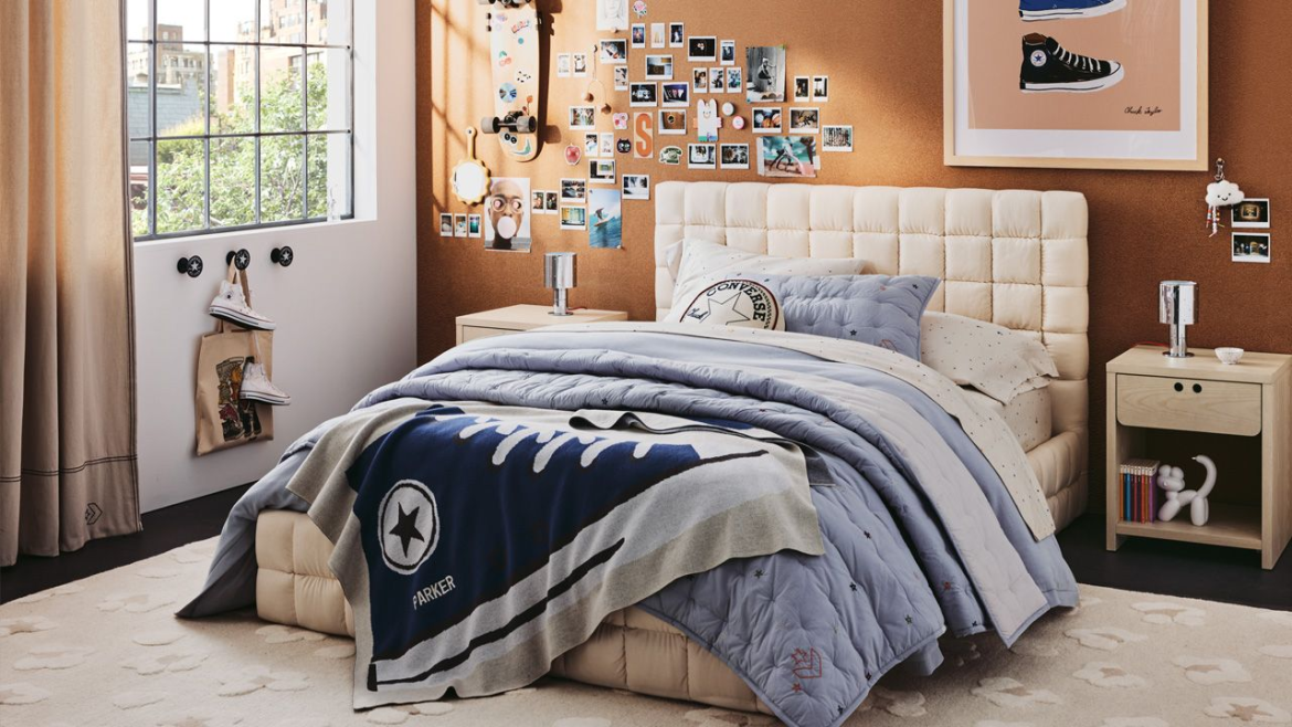 Mobilier de chambre d'enfant issu de la collection Converse x Crate & Barrel avec lit capitonné et literie étoilée.