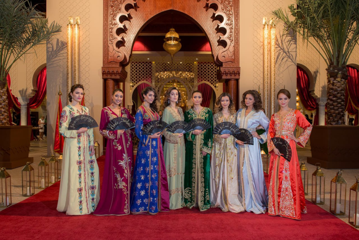 Femme cadre marocaine portant une veste de style caftan moderne dans un cadre professionnel élégant.