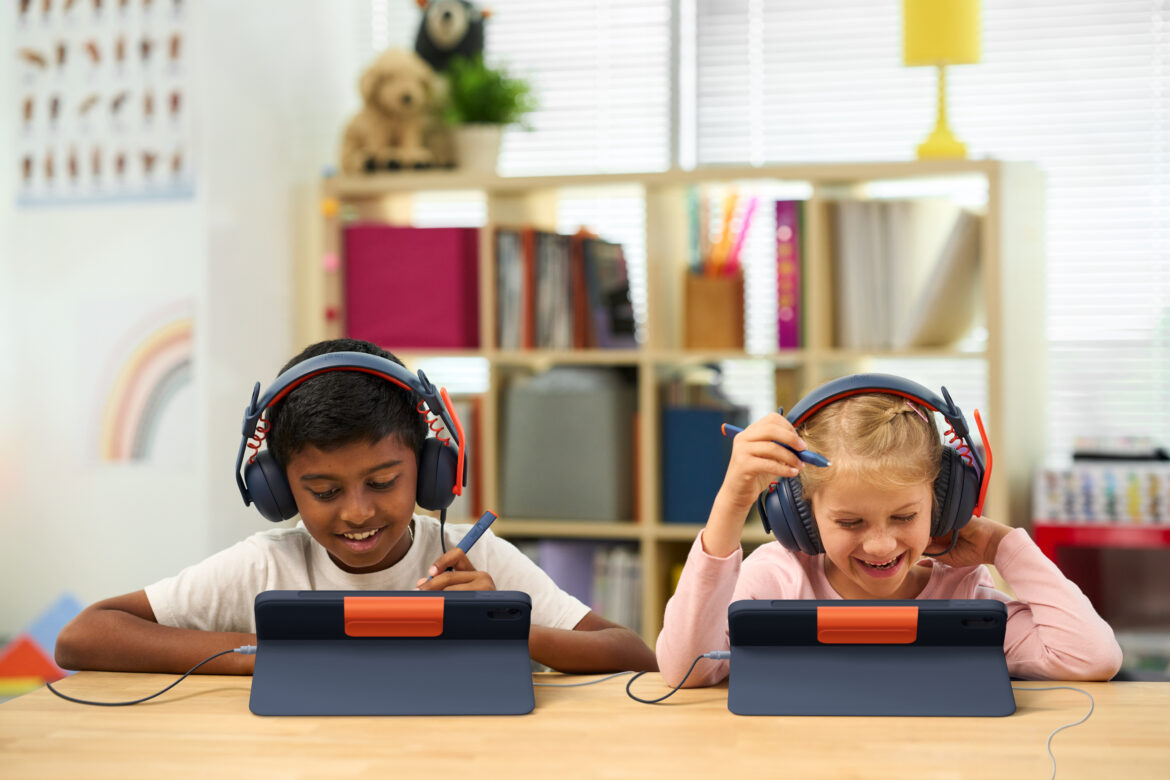 Enfant utilisant un iPad protégé par le Logitech Rugged Combo 4c Touch avec casque audio en classe — protection militaire et connectivité USB-C