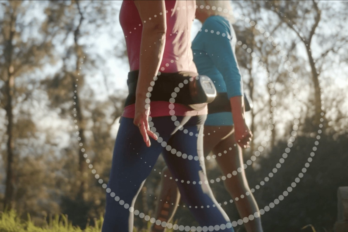 Femme active portant un wearable Osteoboost pour protéger sa santé osseuse — Sayidati Online Maroc
